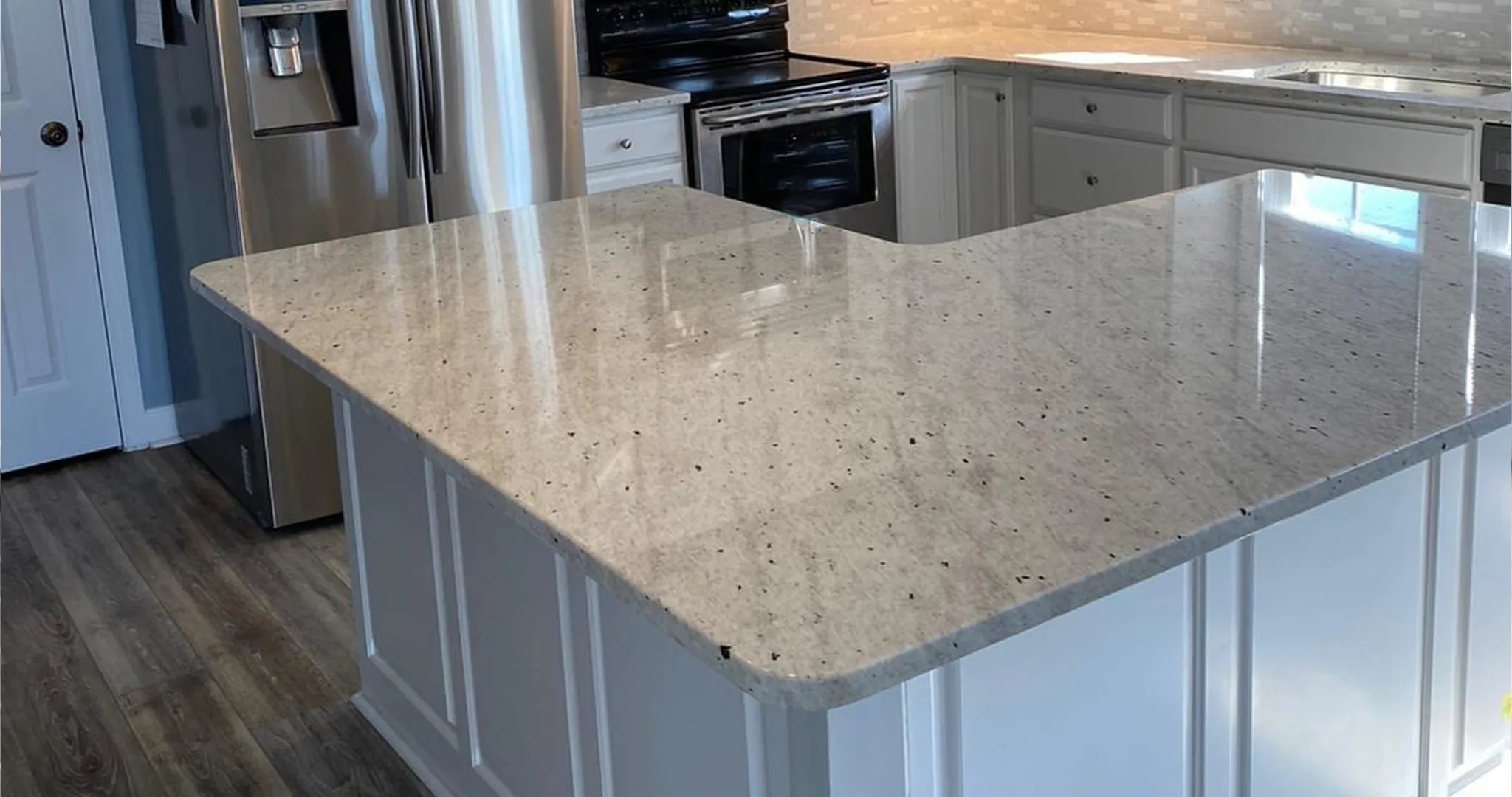 Гранит Pitaya в интерьере (столешница)